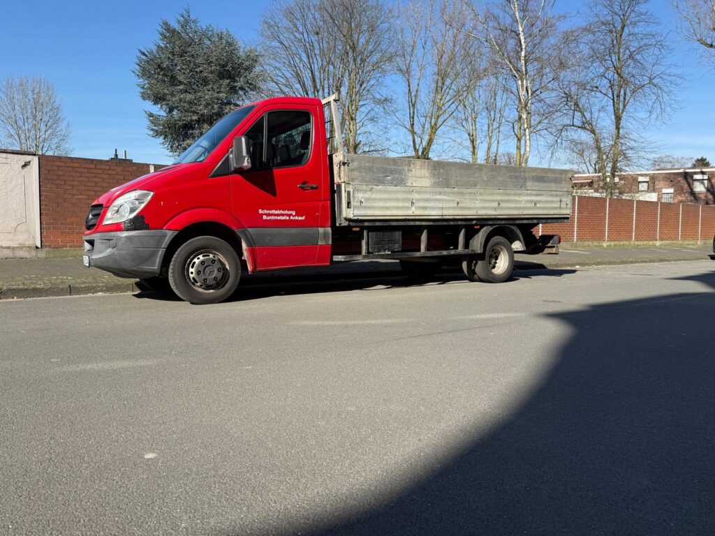 Schrottabholung Essen bietet Ihnen eine schnelle, zuverlässige und umweltfreundliche Lösung, um Altmetall, Elektroschrott oder Kfz-Teile fachgerecht zu entsorgen. Kontaktieren Sie uns noch heute unter 📞01522-422-4277, und wir kümmern uns um den Rest!